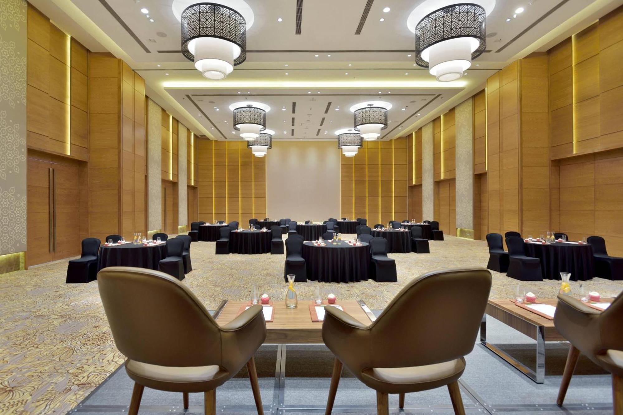 Courtyard By Marriott Raipur Hotel Ngoại thất bức ảnh