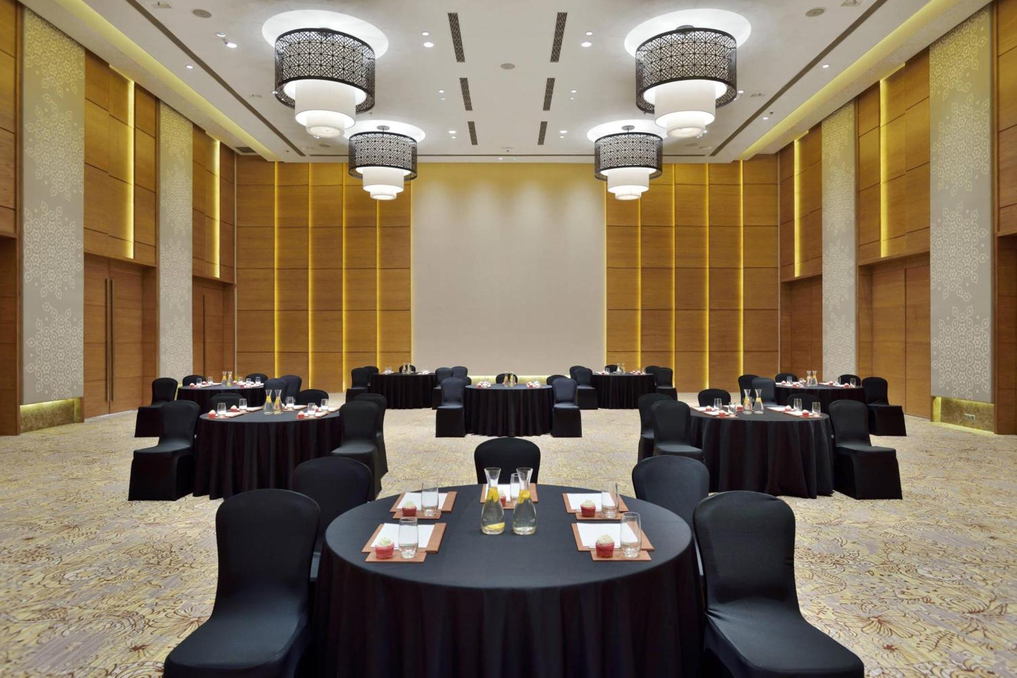 Courtyard By Marriott Raipur Hotel Ngoại thất bức ảnh