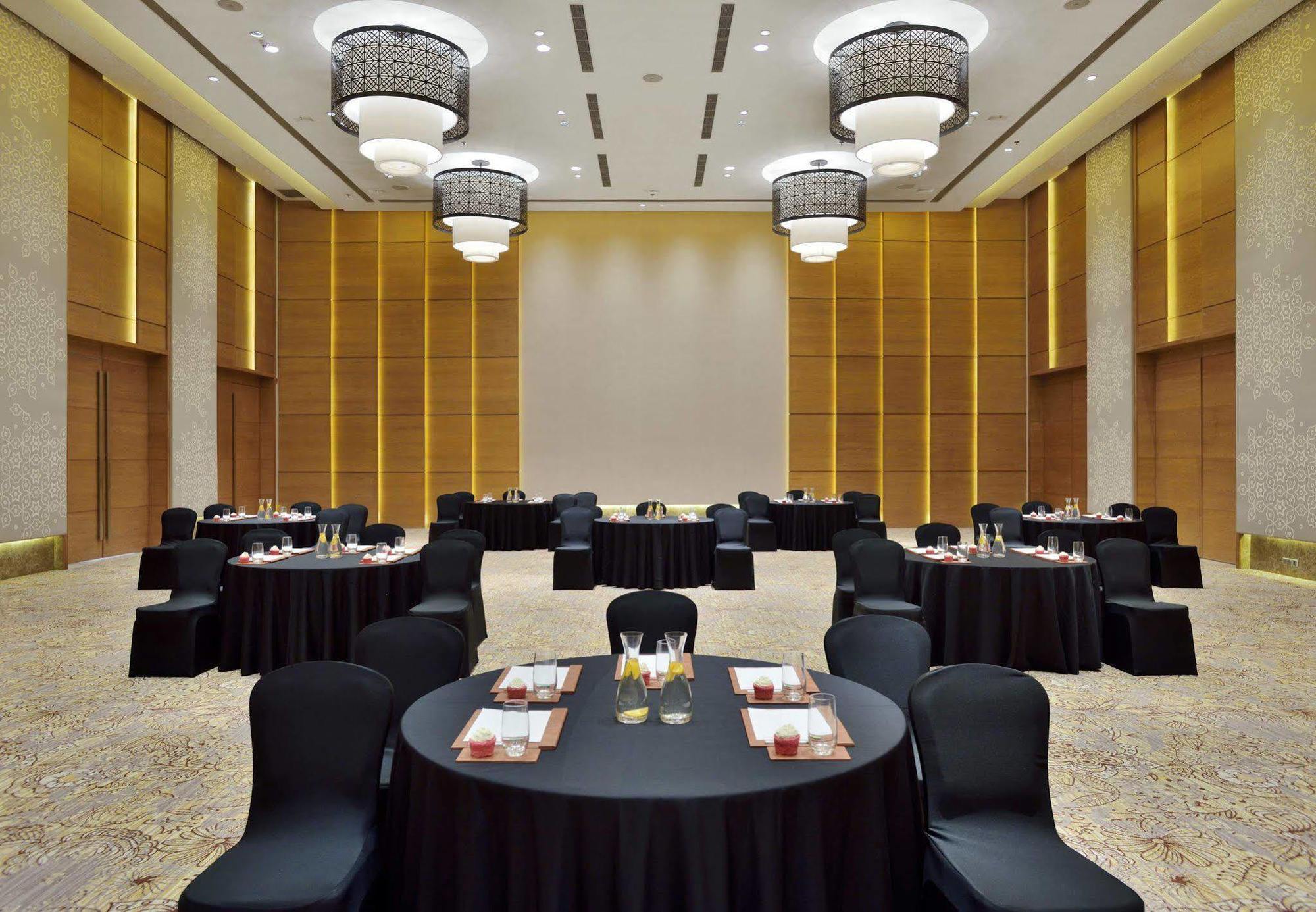 Courtyard By Marriott Raipur Hotel Ngoại thất bức ảnh